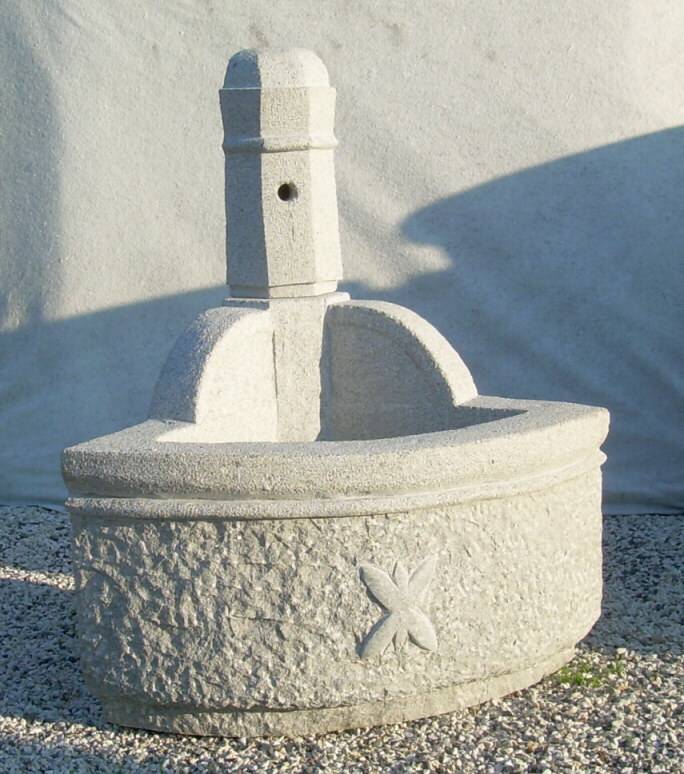 fontana angolare in pietra