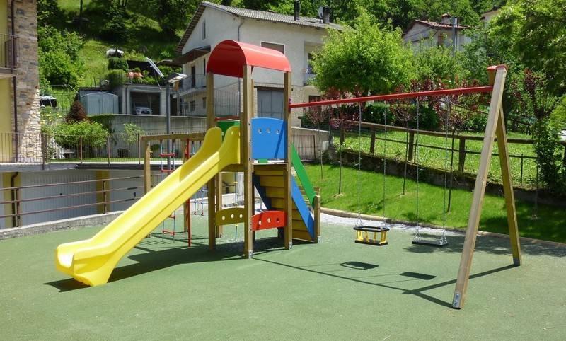 torre-gioco-con-scivolo torre-con-scivolo-altalena