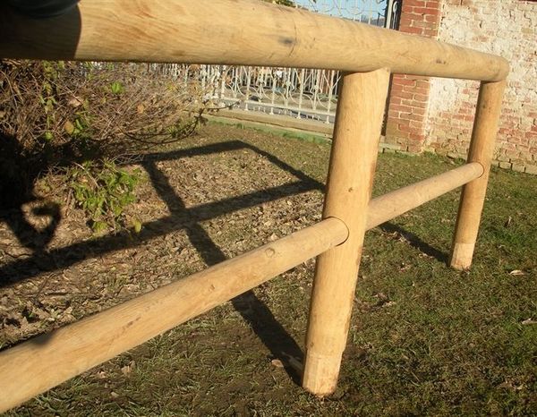recinzione con pali tondi impregnati
