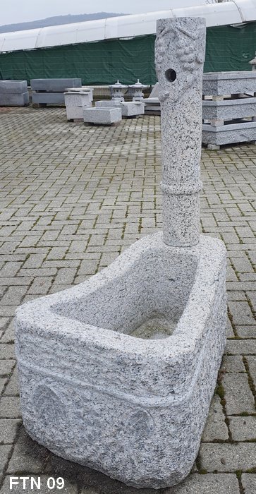 fontana in granito giardino