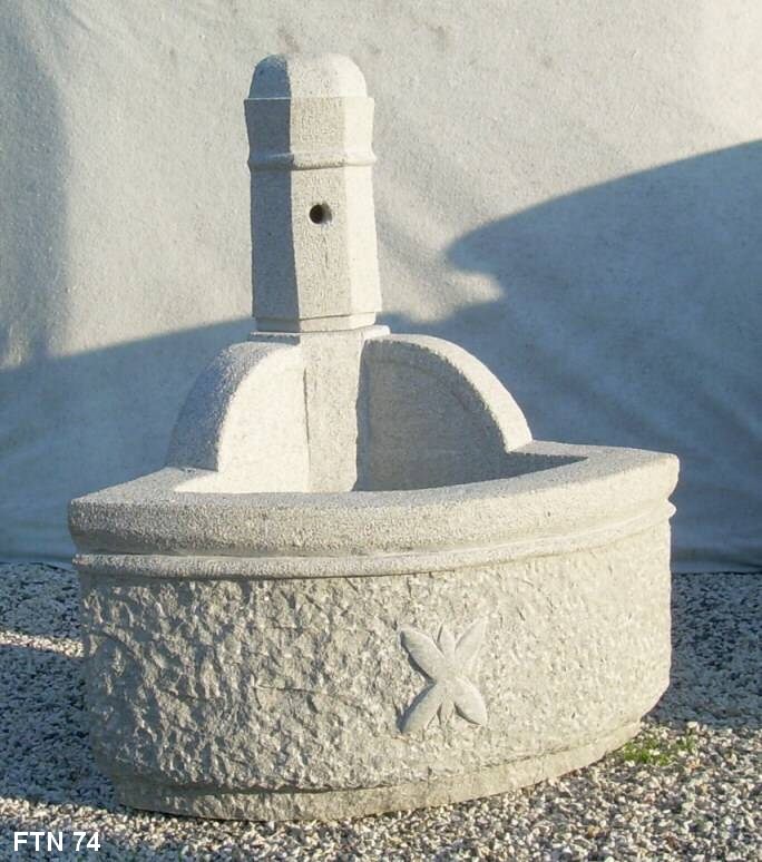 fontana angolare in pietra