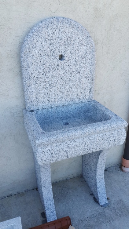 Lavandino con gambe pietra