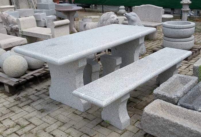 Tavolo in pietra da esterno