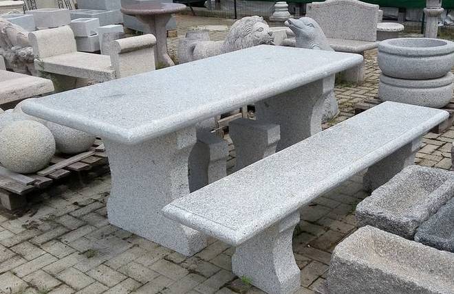 Tavolo in pietra da esterno