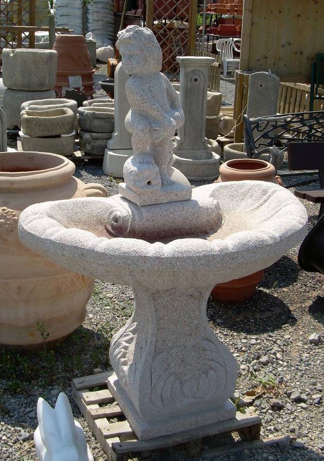 fontana con vasca in pietra