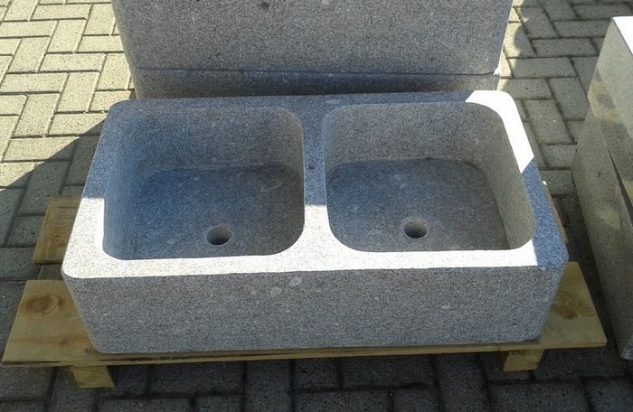 lavandino in pietra a due vasche
