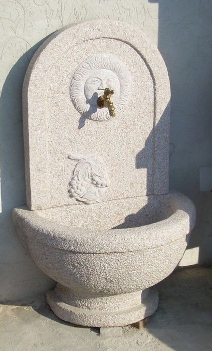 fontana a muro in pietra